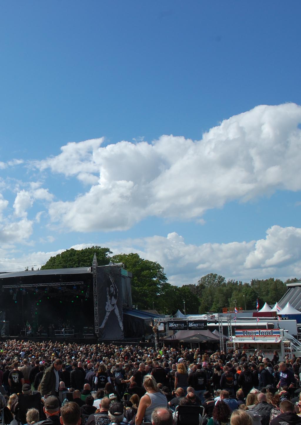 att sedan se avslutningen av Alter Bridge på Festival Stage. Båda banden gör helt klart godkända spelningar, men det är här man märker skillnaden på vilken scen man spelar på.