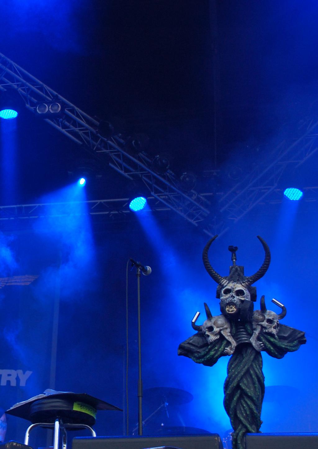 FREDAG DEN 9 JUNI Att inleda festivalens tredje dag redan klockan 11:30 är inte en helt tacksam uppgift då många fortfarande knappt har vaknat till liv.