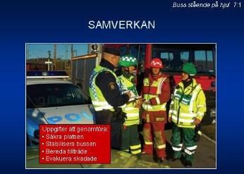 Buss stående på hjulen 7:1 Genom effektivt teamarbete av personal från räddningstjänst och prehospital sjukvård, fokuseras insatsen på: att säkra platsen, att stabilisera bussens kaross, att