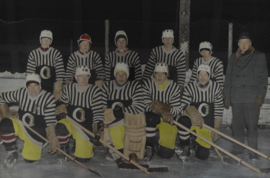 Färnäs ishockey 1958, Ishockeyn i Dalarna 1958. Dalaserien klass 1. Det går snabbt ibland att rusa mot höjderna på ishockey himlen. Det har bl. a. Brage, Insjön och Orsa fått erfara, hela denna trio återfanns säsongen 1956-57 i Dalaserien klass 2.