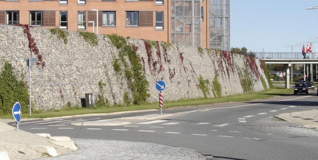 Murarna anläggs med ett sammanhängande nät på fronten vilket har en svag lutning från vägen för att skapa känslan av ett mer öppet vägrum, se figur 6.