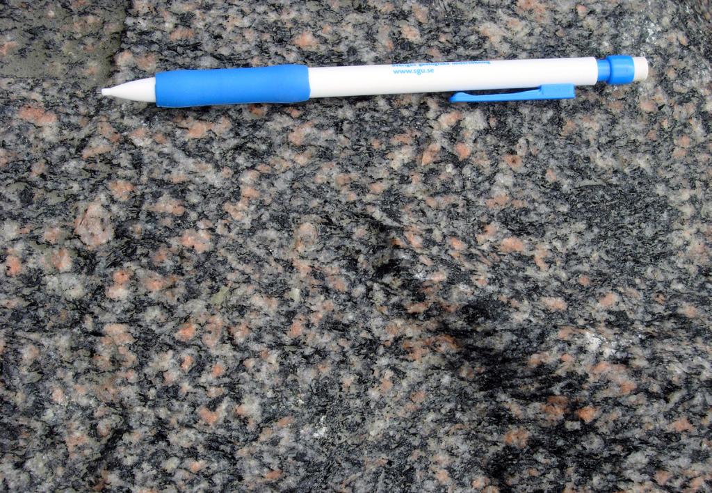 Granit, granodiorit och tonalit, gnejsig (1560-sviten, Hisingensviten, Bkod 62, 63, 64 och 65) En svit med ca 1 560 miljoner år gamla granitiska till tonalitiska djupbergarter (den s.k. Hisingensviten) förekommer inom hela kartområdet.