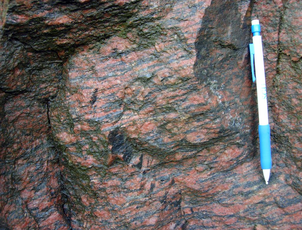 I de norra delarna av kartområdet förekommer på vissa platser inneslutningar av främmande bergarter i graniten.