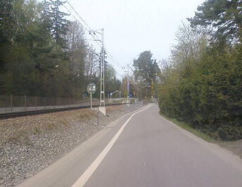 Gångbanan ges en lutning beroende på om den ska avvattnas till naturmarken eller till dagvattenbrunn. Vid en eventuell projektering studeras lednings- och avvattningsfrågan i detalj. 3.