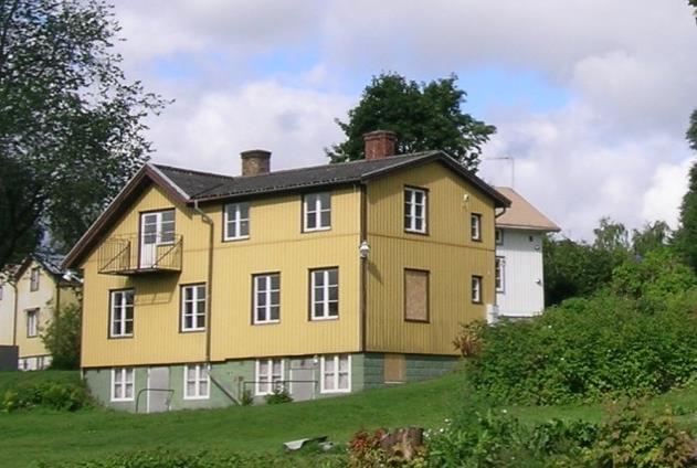 äldre hus beläget som tidigare har innefattat ett kafé på bottenplan och lägenhet på övre plan Byggnaden var troligen uppförd kring 1909 och troligen tillbyggd/renoverad i