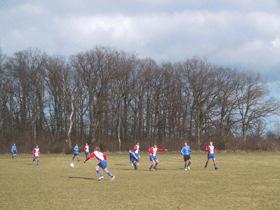 F Ö R S Ä S O N G svårspelad träningsplan vid Lundegård kunde stockholmslaget vinna med klara 0-4 (0-2). HGIF mötte på bra motstånd i lägrets första träningsmatch.