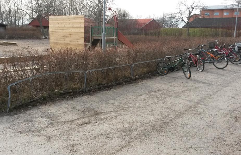 eller i parkmiljö. För dessa elever finns inga egentliga trafiksäkerhetsproblem. Däremot ger området ett slitet intryck med eftersatt undrehåll av beläggning, kantsten och plantering.