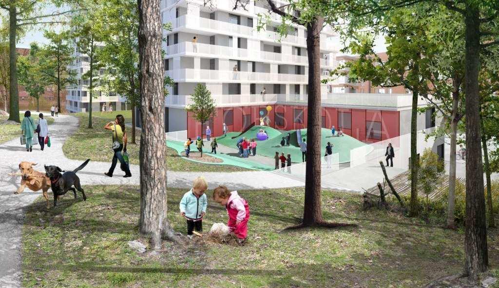 Gården i anslutning till förskolan, ca 240 kvm stor, med anslutning till parken, möbleras för utevistelse och lek. Gården kan ges en direktkontakt till parken.