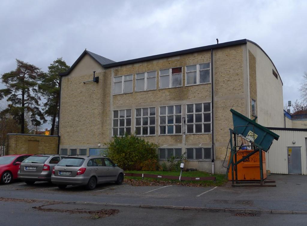 Sida 10 (12) Panncentralen i kvarteret Krigsrådet vid Rusthållarvägen. Modellen med de nya husen inlagda. Kulturförvaltningen anser att ett nytt högt hus vid torget inte är lämpligt.