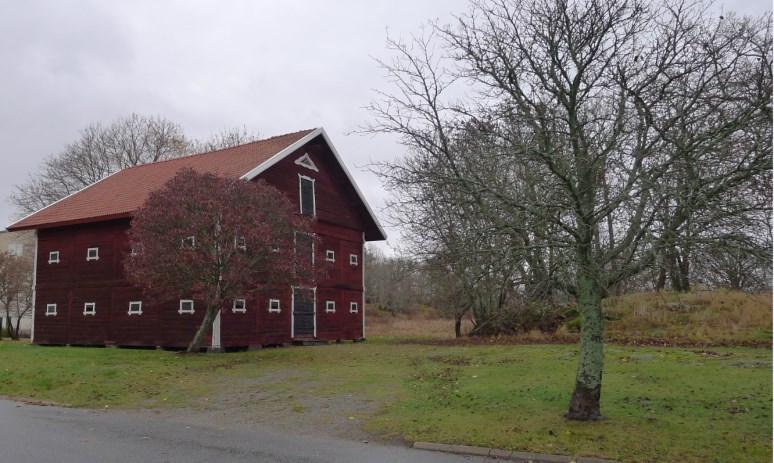Sida 9 (12) Kulturförvaltningen anser att miljön kring Skarpnäcks gård är viktig att värna. Gården omges av ett kulturlandskap med allé, park och gammal trädgårds- och odlingsmark.
