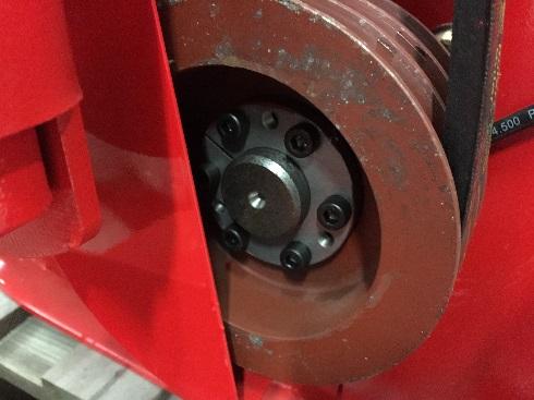 justera hjulet i sidled på axeln. Klämbussningen hålls samman med antingen 6 eller 8 bultar (beroende på modell). På bussningen är det dessutom 3 alt 4 hål som är tomma.