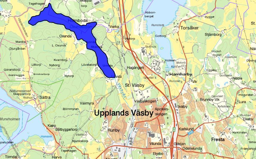 Figur 3-9. Översikt över Oxundasjön (markerad med blå polygon) i förhållande till utredningsområdet vars ungefärliga placering har markerats med blå rektangel. Källa: VISS, 2017-05-04.