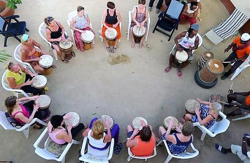 Dabo Guesthouse - Trumklass med Djembe Ej inkluderat Dryck, lunch Buteljerat vatten finns att köpa billigt. Olika måltidsdrycker erbjuds vid måltiderna.