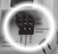 Frontpanelen på Smart kontrollpanel frigörs genom att man med en skruvmejsel trycker in fästklämmorna genom hålen på ömse sidor.