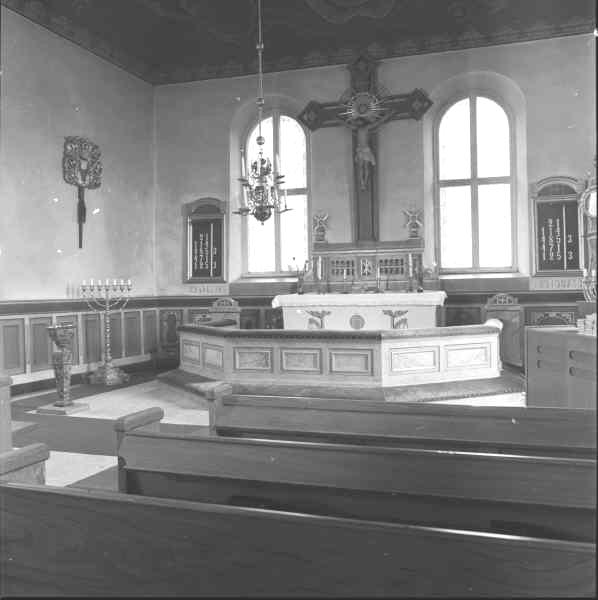 Triumfkrucifixet som fortfarande pryder koret införskaffades 1726. En större interiör ombyggnad genomfördes 1769 då ett nytt plant innertak monterades i kyrkorummet.