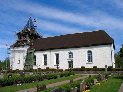 De äldre delarna såsom predikstol, dopfunt och orgel fungerar i harmoni med de sentida tillskotten.