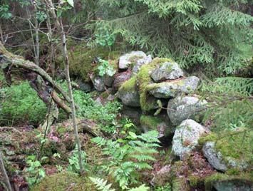 Objekt 5 Stensträng-mur I skogsmark nordväst om bebyggelsen Lindsnäs ligger en stensträng och stenmur.