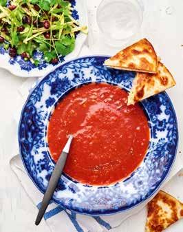 Tomatsoppa med quesadillas och koriandersallad cirka 30 min b Näringsinnehåll/portion: Energi: 2054 kj/ 491 kcal. Protein 21,2 g. Fett 11,7 g. Kolhydrater 67,8 g.