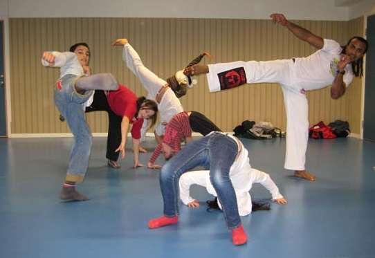 FÖRENINGEN ABADÁ-CAPOEIRA MALMÖ Capoeira är en slags kampdans där man hela tiden är i rörelse med cirklande slag och sparkar, med mycket handstående, volter och hjulningar.
