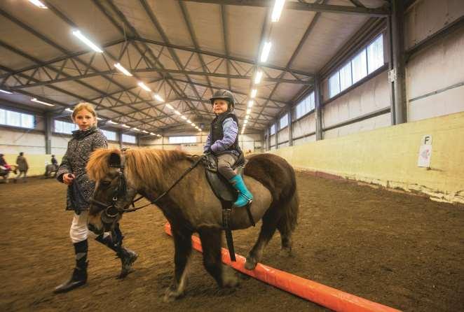 MALMÖ CIVILA RYTTARFÖRENING Prova på ridning söndagar 10.00-11.00. Varje barn har egen hjälpare. Inga hjälpmedel finns i form av lift eller handikapptoalett!