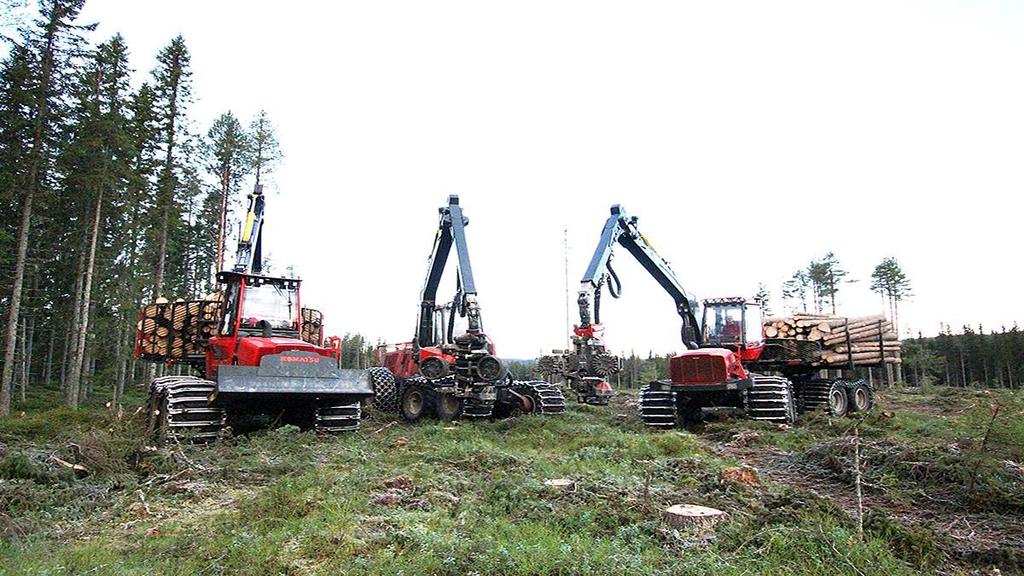 Kandidatarbeten 2017:5 i skogsvetenskap Fakulteten för skogsvetenskap Jämförelse av tvåmaskinsystem med drivaren Komatsu X19 Comparison between a two-machine system and Komatsu X19 harwarder Foto: