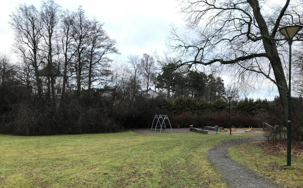 Sida 8 (8) Träd och buskage vid lekparken Förvaltningen föreslår att stadsdelsnämnden överlämnar förvaltningens