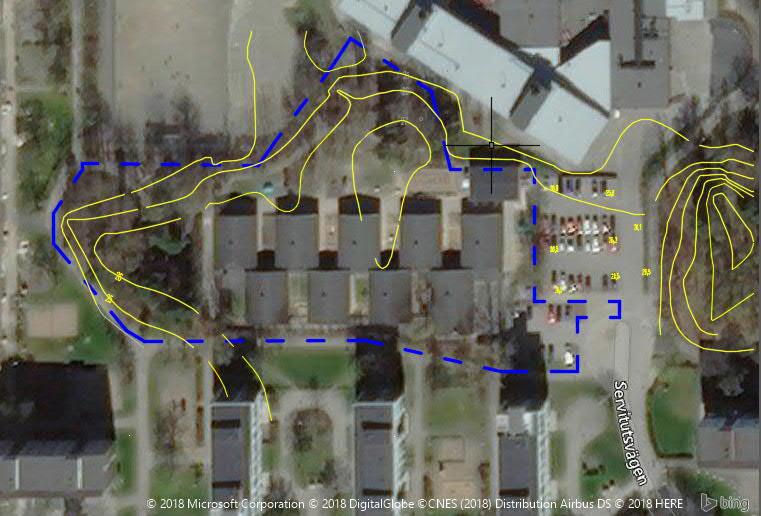 Figur 4. Höjdkurvor kring fastigheten Kvarshagsskolan 2 hämtad från grunkartan som är tillhandahållen av Botkyrka kommun. Utredningsområde innanför blå streckad linje.