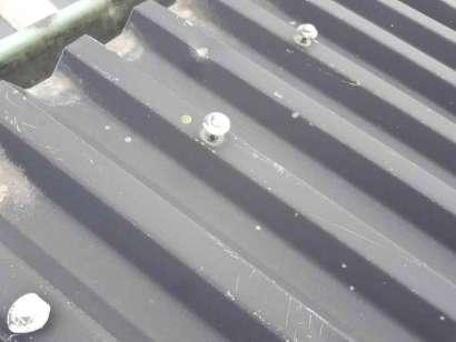 Vi rekommenderar att en takläggare kontaktas för att bedöma orsaken till och omfattningen av fläckarna som noterades i vinden.