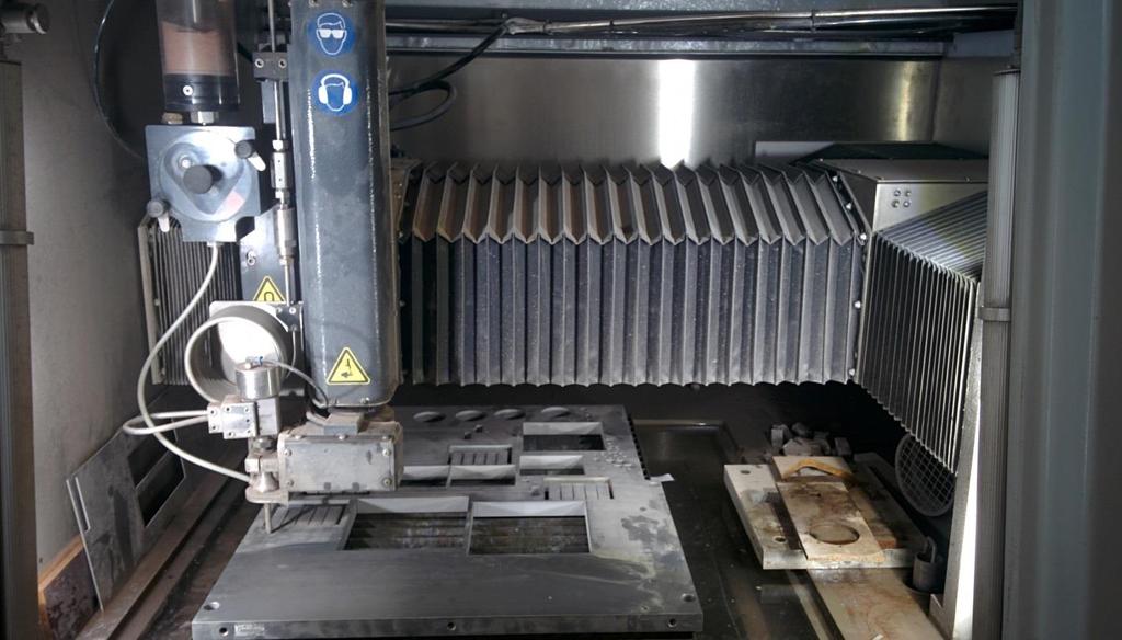 Figur 8: Aluminiumplåten innan bearbetning i waterjet cutting-maskin Av den stora alumiumplåten var kub-formen som hade önskats (3 3 2 mm).