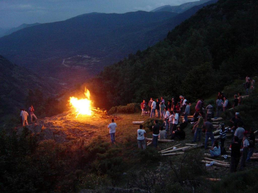 Eldfest i Pyrenéerna för att fira sommarsolståndet I bergen i Pyrenéerna, som sträcker sig från Frankrike och Andorra till Spanien, firas en eldfest samma dag varje år.