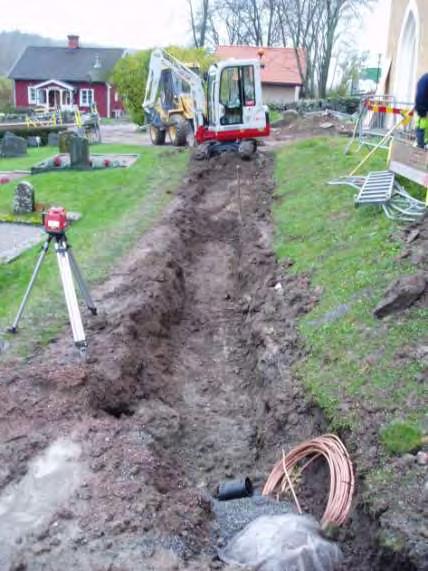 I och med att man valde att förlägga dagvattenledningen på södra sidan om kyrkan, istället för att gå öster ut genom bogårdsmuren, framkom två partier med grundstenar.