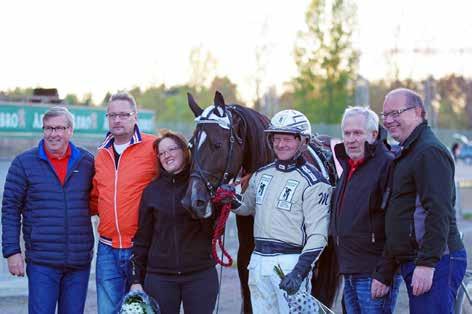 NYHETER 150515 Mantoqueen höll lekstuga 150520 Imponerande av Listas Maraboue Lisstas Marabou vinner enkelt. Foto: Malin Albinsson Glada miner efter Mantoqueens seger.