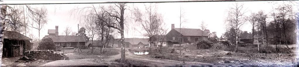 Gamlegården 1933. På fotot ser man bla. gamla smedjan med hög skorsten och där bakom transformator-huset.. till höger sågen.