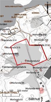 Nedanför Västra Slätthults bergsryggar 7 grotta (Morlanda 68). Flera av dessa fornlämningar har preliminärt daterats till bronsålder (figur 3).