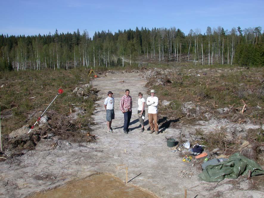 Fig. 1. Vy över området från sydost med arkeologerna: Matz Bergman, Jonas Sundin, Sigrid Bergman och Johan Hägg. I bakgrunden syns delar av den väg som leder fram till lastplatsen vid Nätraån.