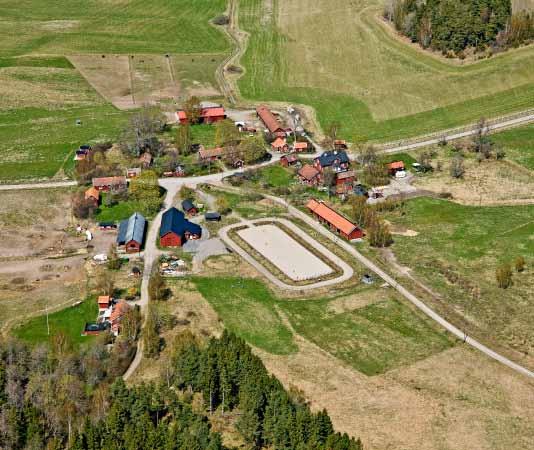 terrasser, skärvstenshögar och gravar. Fornborgar och stora gravfält från järnåldern, bla ett gravfält med stora högar vid Norsborg, vilket kan kopplas till de övergivna enheterna Borg och Herrhamra.