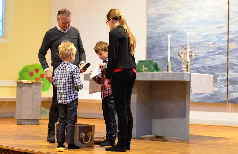 Ssk-ledaren Holger Kirchmann, Elisabeth, Sakarias och Jonatan Olander öppnar skattkistan.