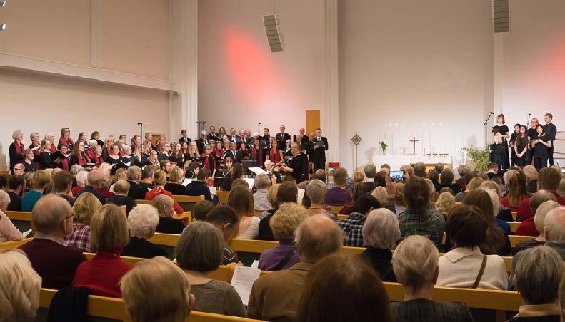 Körerna sjunger inför en alldeles fullsatt Lötenkyrka.