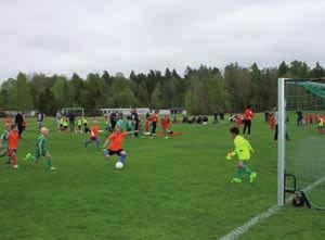 Genom ledarträffar i föreningen och utbildningar i samarbete med SISU och Örebro läns fotbollsförbund blir alla tränare och ledare rustade för sina uppdrag.