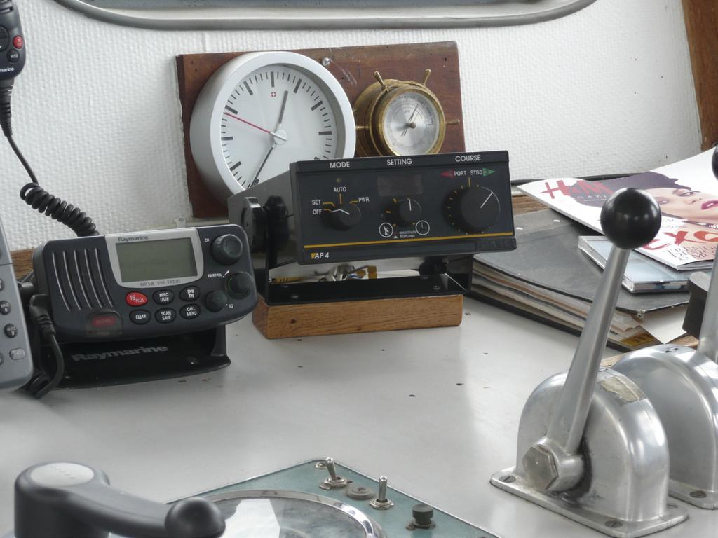 Egenskaper Greppvänliga rattar Tydlig LCD display Driftlägen Manuellt läge Auto Läge Servoläge (Power) GPS Läge Funktioner Inställbar roderfaktor Inställbar känslighet Övervakningstimer (Watch alarm)