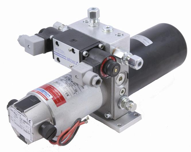 Pumpen är utrustad med backventiler för att enkelt kunna kopplas ihop med en hydraulstyrning.