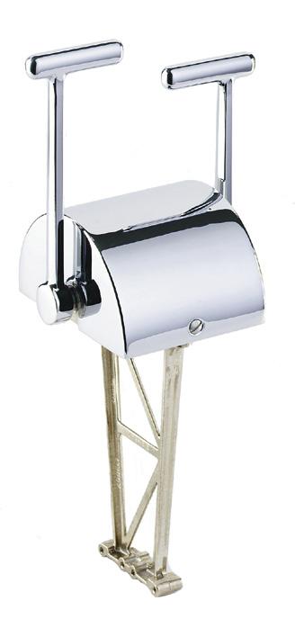 En spärr mot att ofrivilligt lägga i fram eller back sitter på spaken. För att kunna värma upp motorn i friläge finns en knapp för "clutch override" på framsidan.