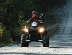 Sportsman 500 EFI Touring Quad Modellen levereras med backspeglar, ljus och blinkers enligt föreskrivna lagar. Här har vi maskinen med en verklig behaglig plats för passageraren.