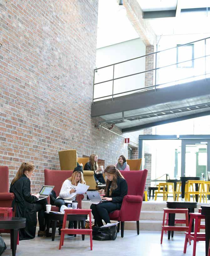 Det är en kvalitetsfråga för Högskolan i Borås att ta del av studenternas erfarenheter och synpunkter såväl under som efter utbildningstiden.