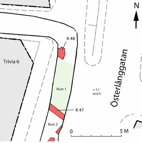 Figur 12. Planritning där rum 1 har markerat med ljusgrönt. Figur 13. Planritning av muren K 48 till vänster och i sektion mot norr till höger.