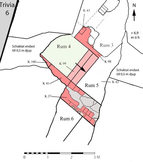 Rum 4: K 37, 41, 42, 43, 98, 99, 100 Rummet utgjordes av ett trapplopp där två steg (K 99) var framtagna inom schaktets djup, se figur 26 och 27.