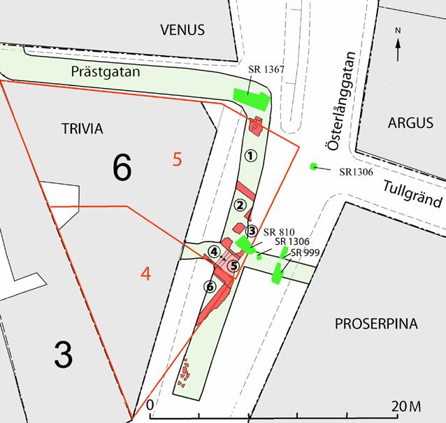 8 Tolkningar och slutsatser Jämförelse med tidigare undersökningar De murar som undersöktes 2016 har tillsammans med de som påträffats vid tidigare arkeologiska undersökningar jämförts med 1885 års