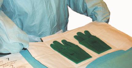 Placera innerförpackningarna på det sterila området med fingrarna pekande mot dig (bild 26).