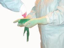 26 27 Resten av proceduren går till på samma sätt som för den slutna handskpåtagningen med muddarna över händerna.