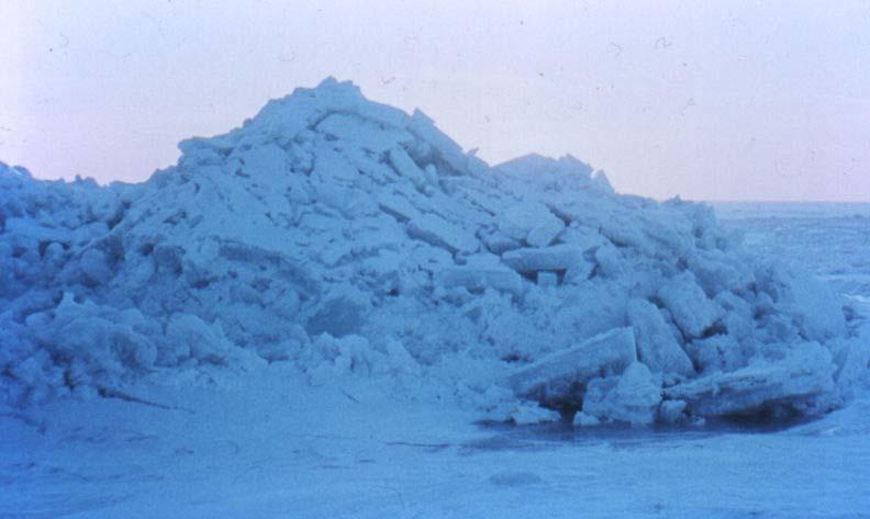 Då isutvecklingen fortskrider och istjockleken överstiger 1-15 cm skjuter isen i samband med frisk eller hård vind ihop och bildar vallar (även kallade packisvallar ).